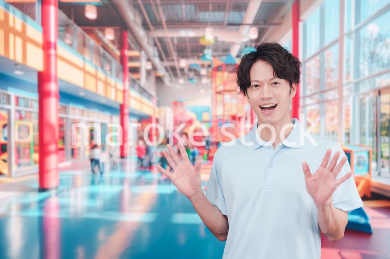 キッズスペースで働く若い男性