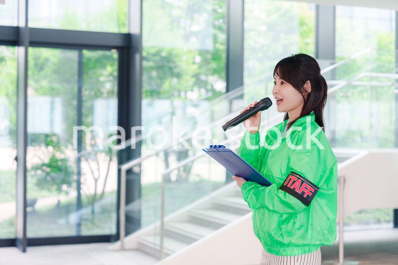 笑顔で案内をするイベントスタッフ