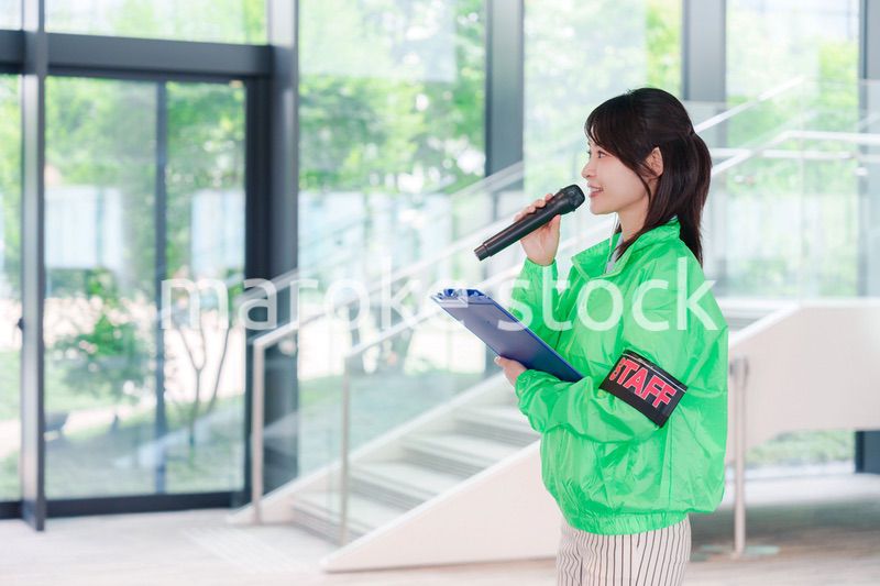 笑顔で案内をするイベントスタッフ