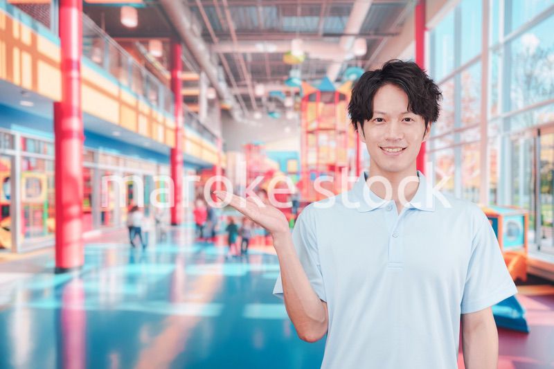 キッズスペースで働く若い男性