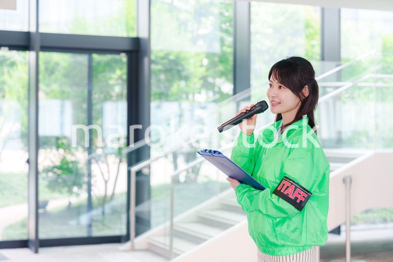 笑顔で案内をするイベントスタッフ