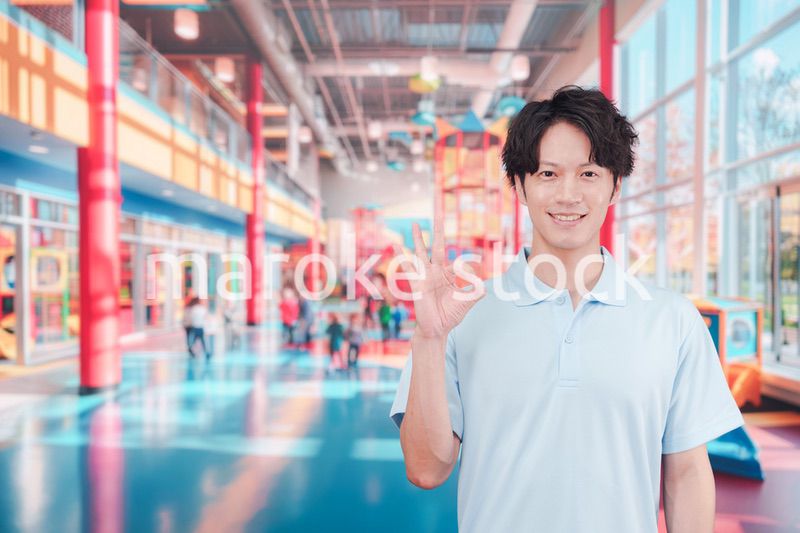 キッズスペースで働く若い男性