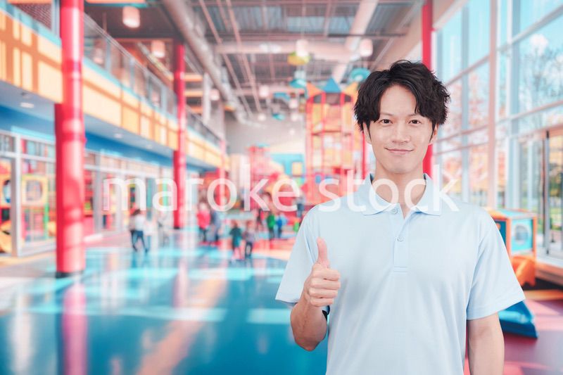 キッズスペースで働く若い男性