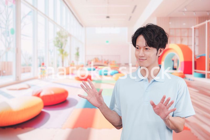 保育園で働く男性の保育士