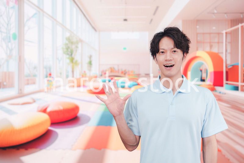 保育園で働く男性の保育士