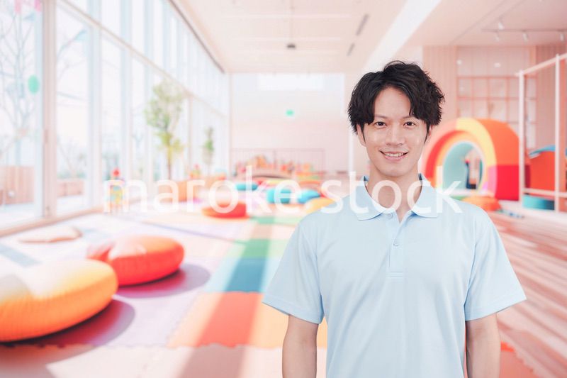 保育園で働く男性の保育士