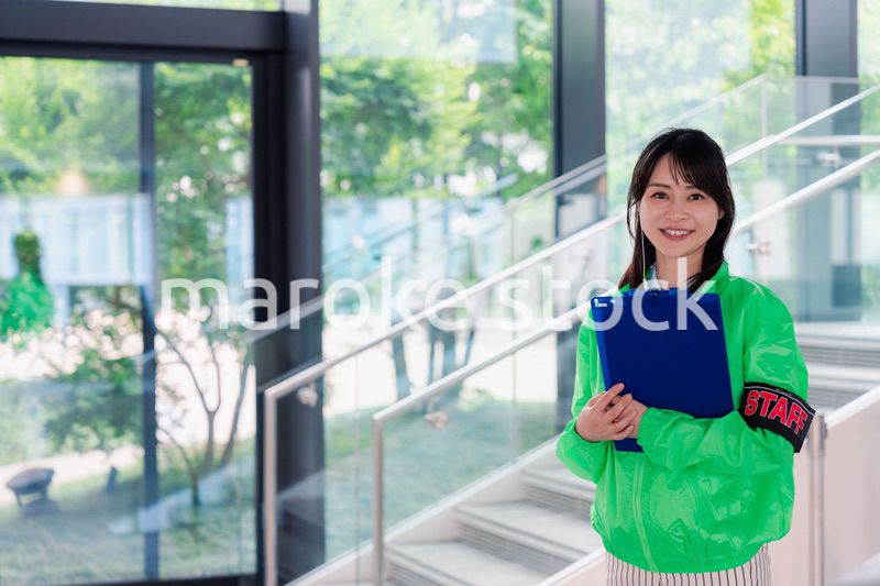 笑顔で案内をするイベントスタッフ