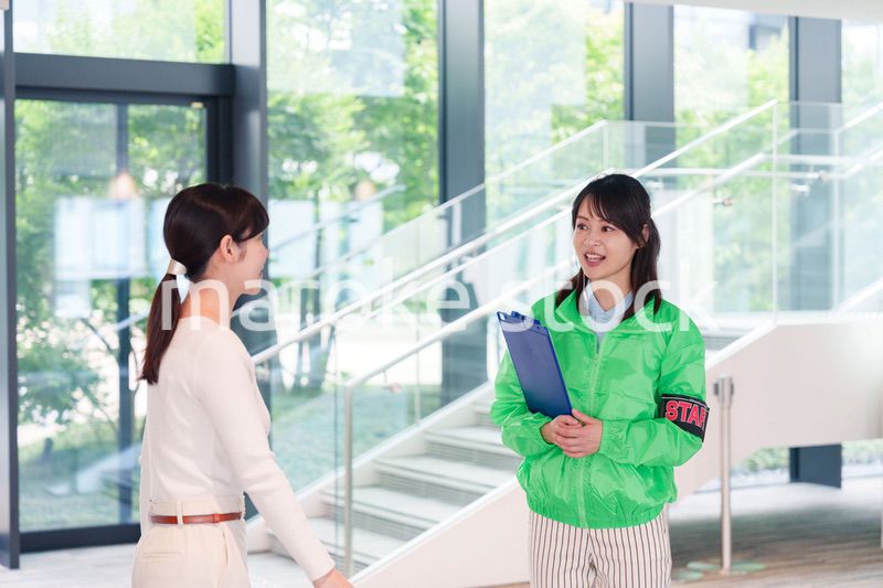 お客様を笑顔で案内するイベントスタッフ