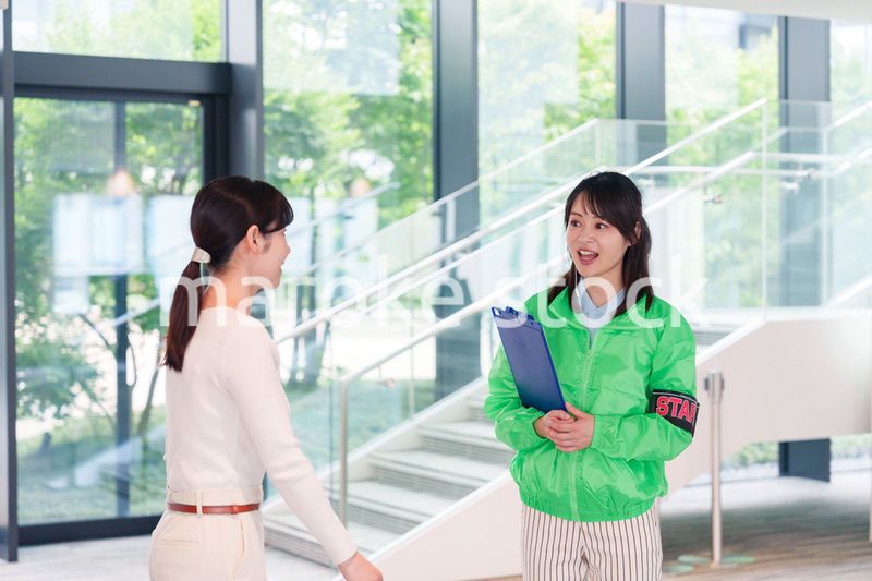 お客様を笑顔で案内するイベントスタッフ