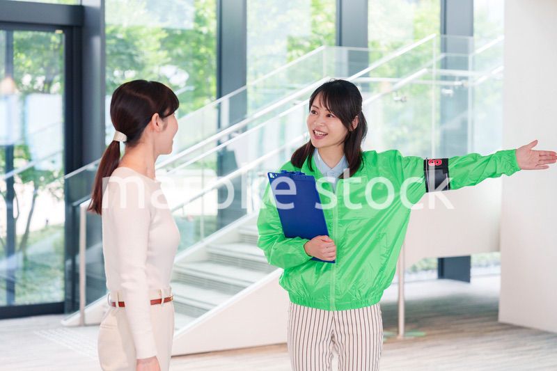 お客様を笑顔で案内するイベントスタッフ