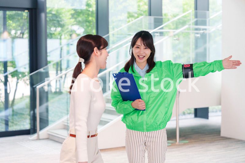 お客様を笑顔で案内するイベントスタッフ