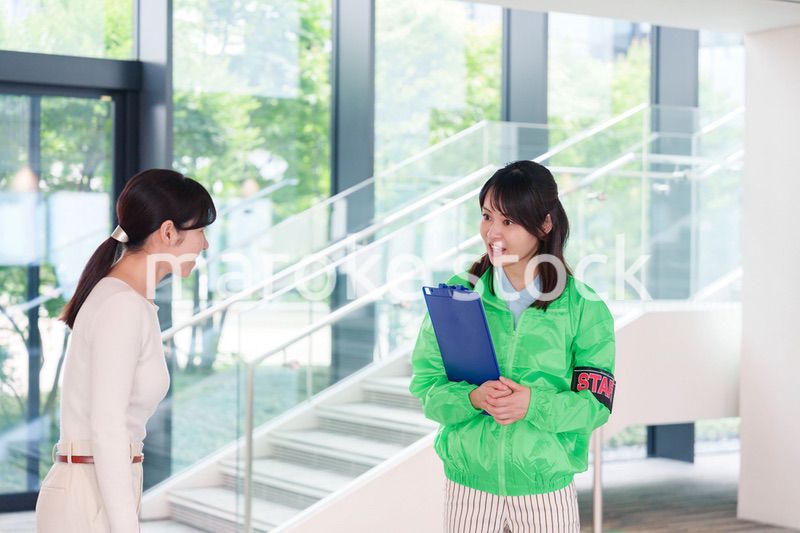 お客様を笑顔で案内するイベントスタッフ
