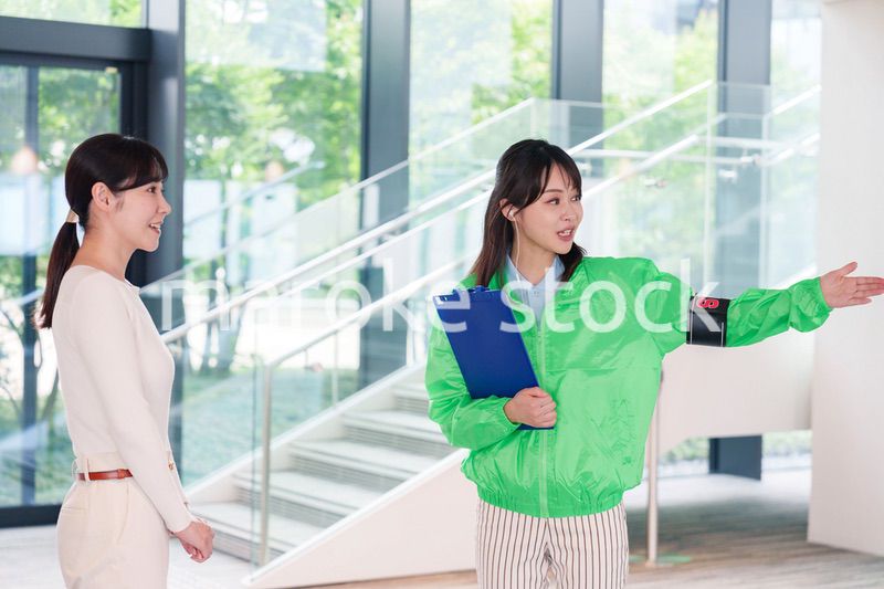 お客様を笑顔で案内するイベントスタッフ