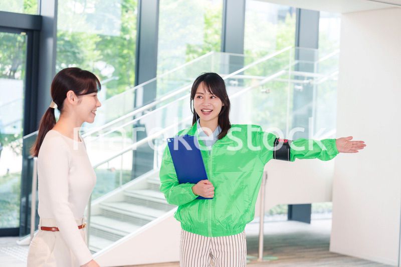 お客様を笑顔で案内するイベントスタッフ