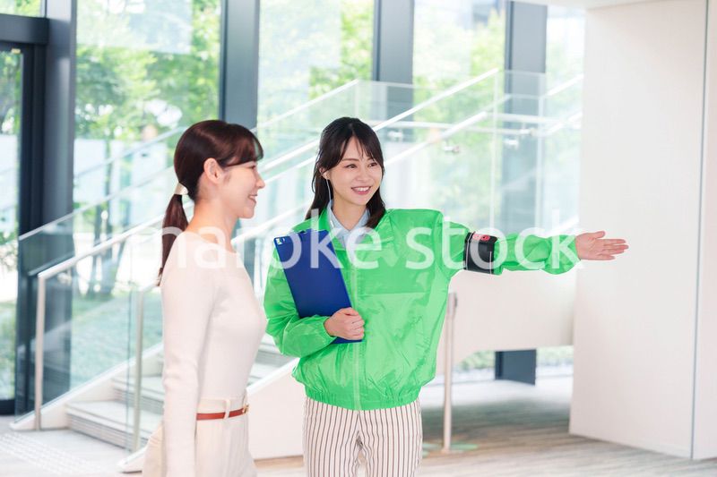 お客様を笑顔で案内するイベントスタッフ