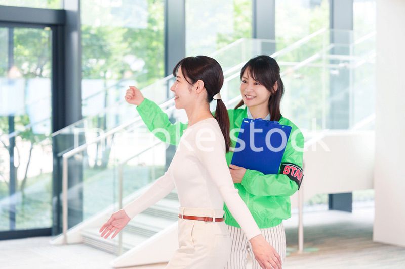 お客様を笑顔で案内するイベントスタッフ