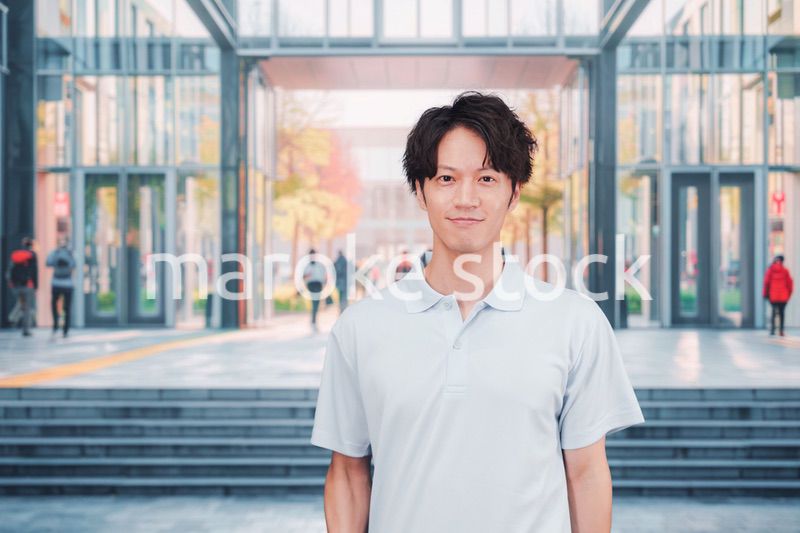 大学のキャンパス内を歩く男子学生