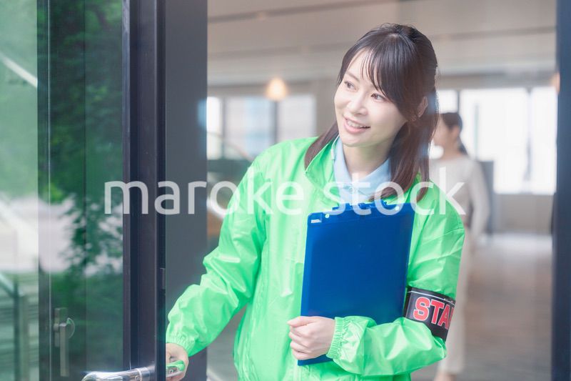 笑顔で案内をするイベントスタッフ