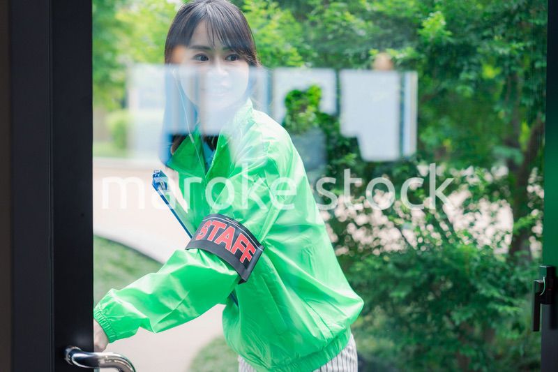 笑顔で案内をするイベントスタッフ