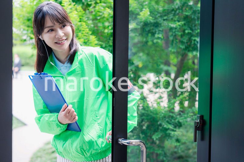 笑顔で案内をするイベントスタッフ