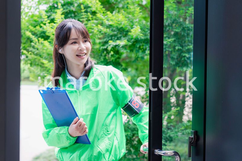 笑顔で案内をするイベントスタッフ