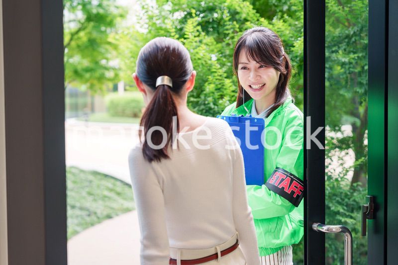 お客様を笑顔で案内するイベントスタッフ