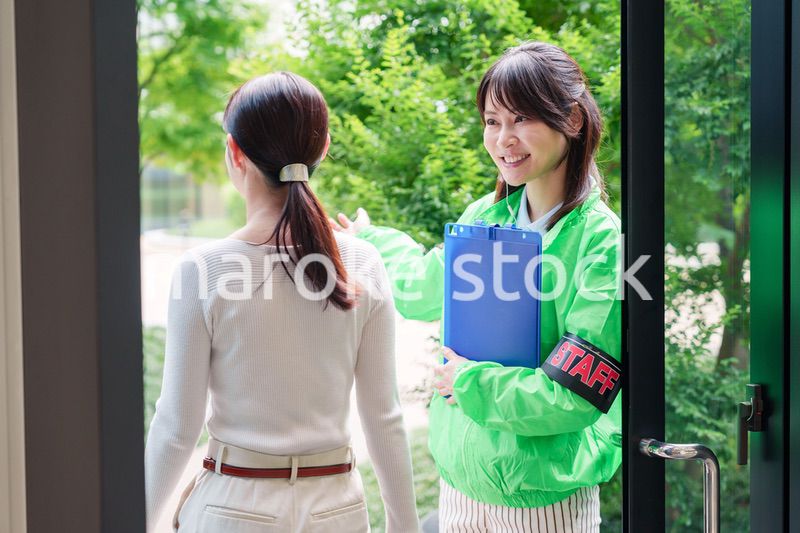 お客様を笑顔で案内するイベントスタッフ