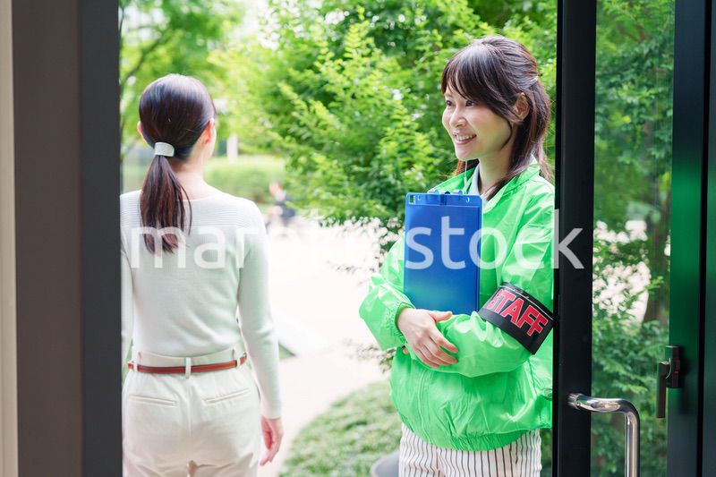 お客様を笑顔で案内するイベントスタッフ