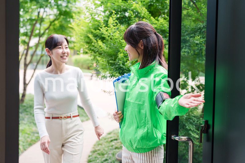 お客様を笑顔で案内するイベントスタッフ