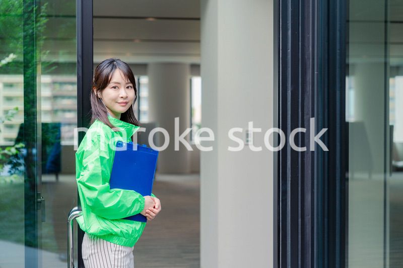 笑顔で案内をするイベントスタッフ