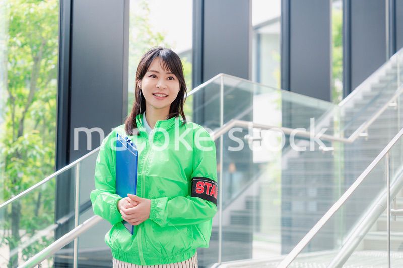 笑顔で案内をするイベントスタッフ