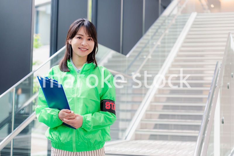 笑顔で案内をするイベントスタッフ