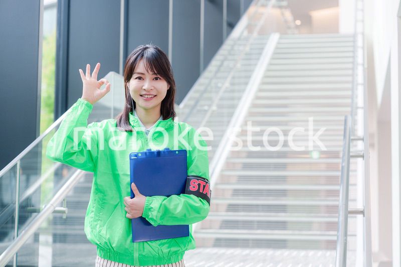 笑顔で案内をするイベントスタッフ