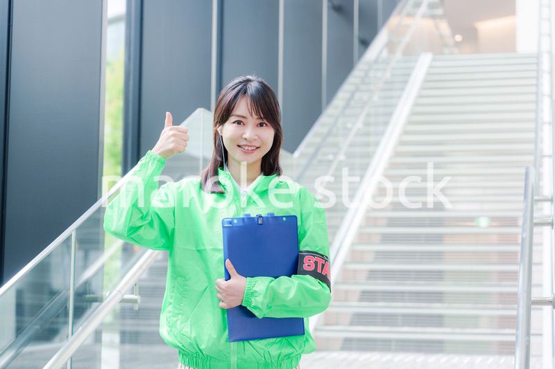 笑顔で案内をするイベントスタッフ