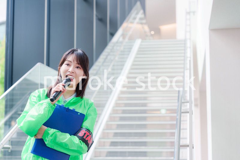 笑顔で案内をするイベントスタッフ