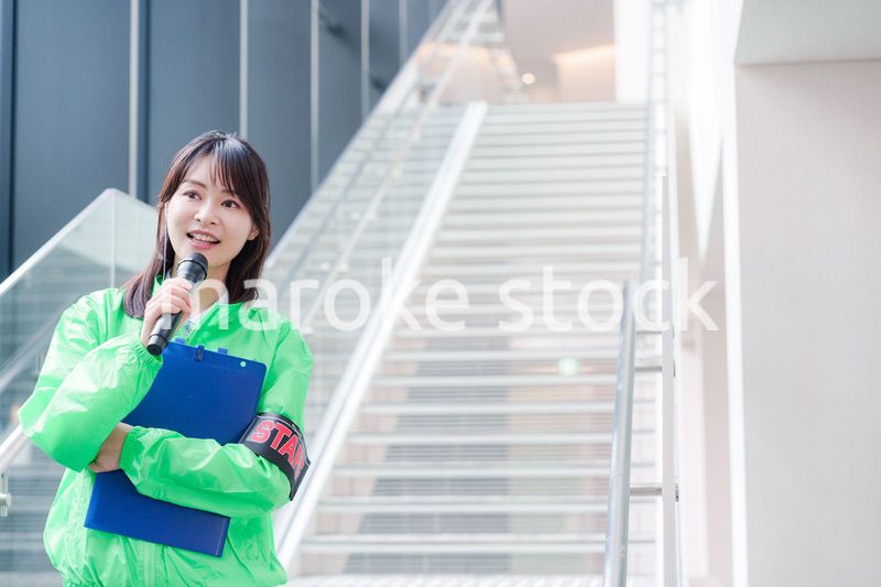 笑顔で案内をするイベントスタッフ