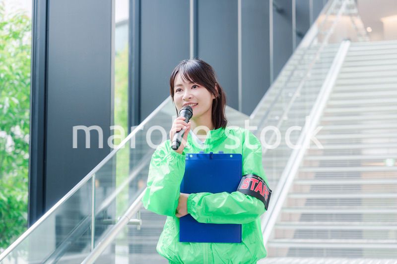 笑顔で案内をするイベントスタッフ