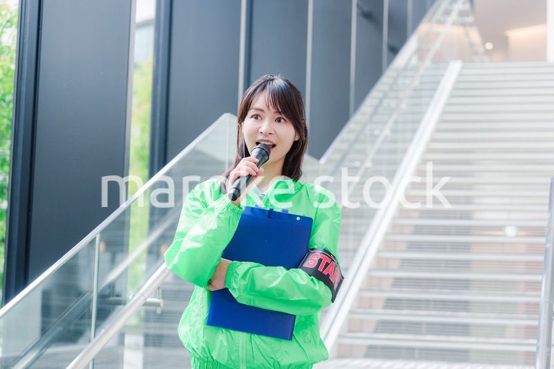 笑顔で案内をするイベントスタッフ