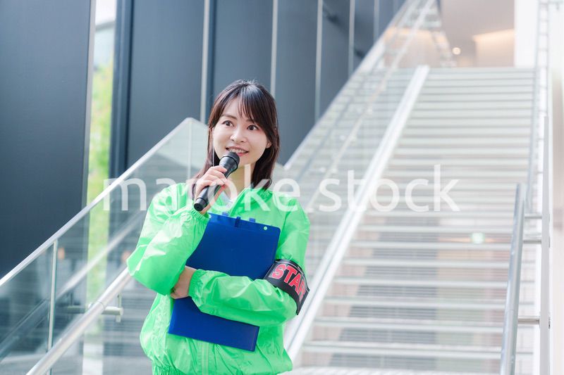 笑顔で案内をするイベントスタッフ