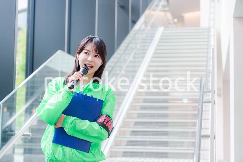 笑顔で案内をするイベントスタッフ