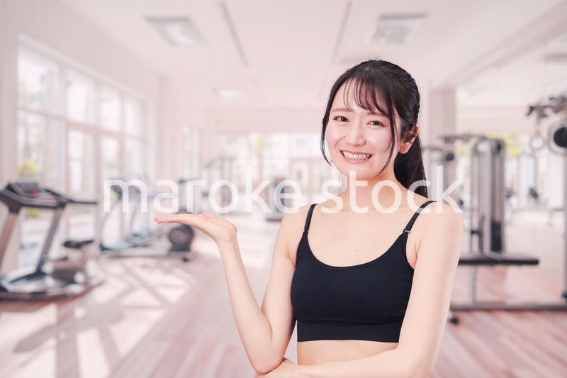 ジムでランニングをする若い女性