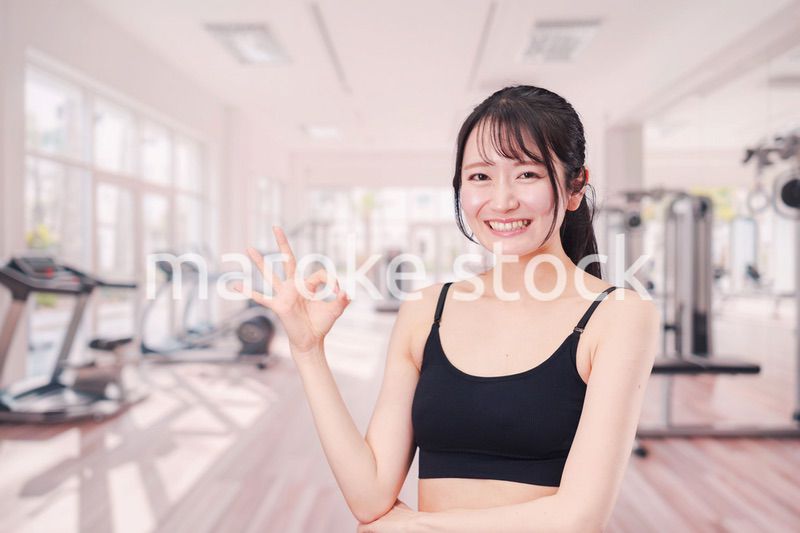 ジムでランニングをする若い女性