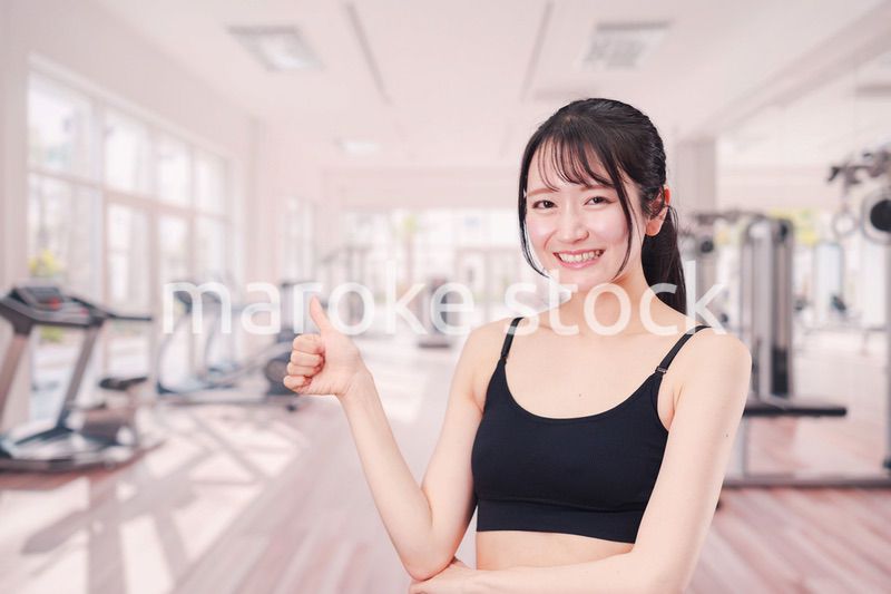 ジムでランニングをする若い女性