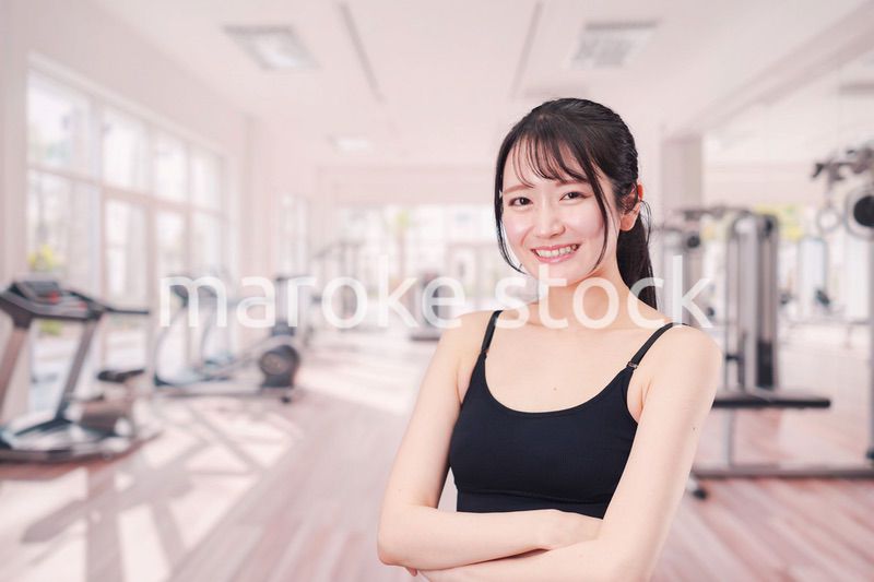 ジムでランニングをする若い女性