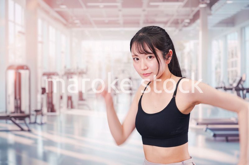 ジムでランニングをする若い女性