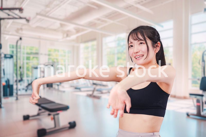 ジムでランニングをする若い女性