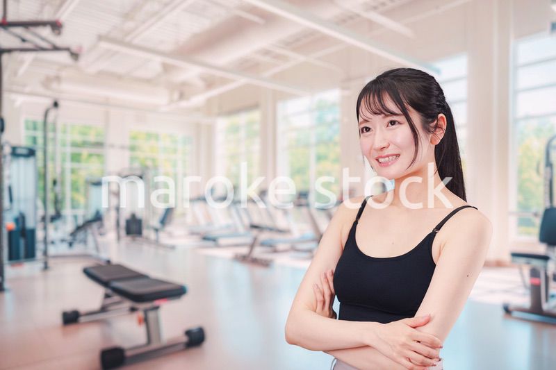 ジムでランニングをする若い女性