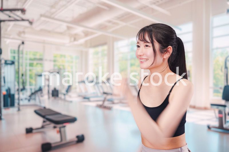 ジムでランニングをする若い女性