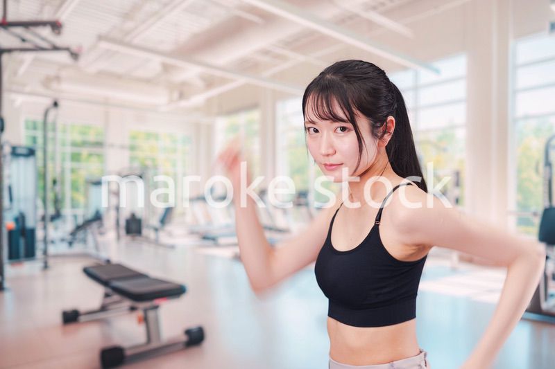 ジムでランニングをする若い女性