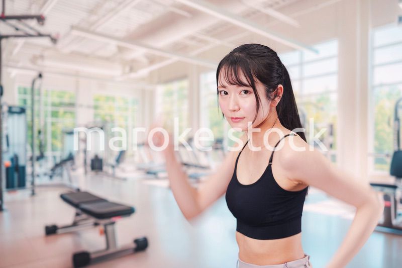 ジムでランニングをする若い女性